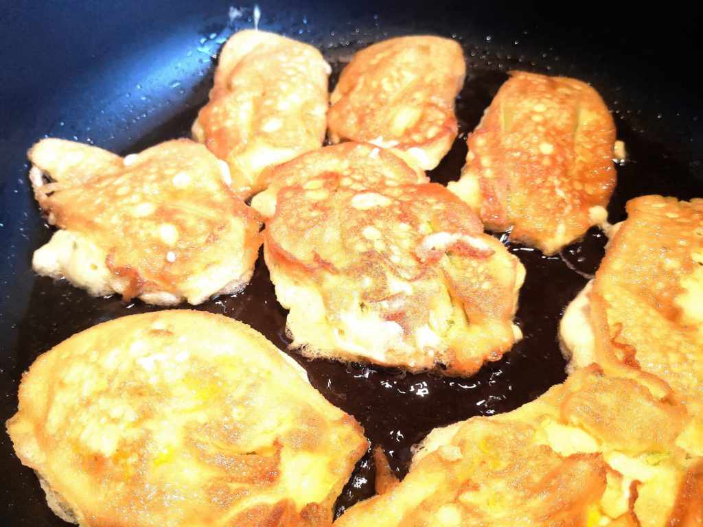 Beignets de fleurs de courgettes dans la poêle