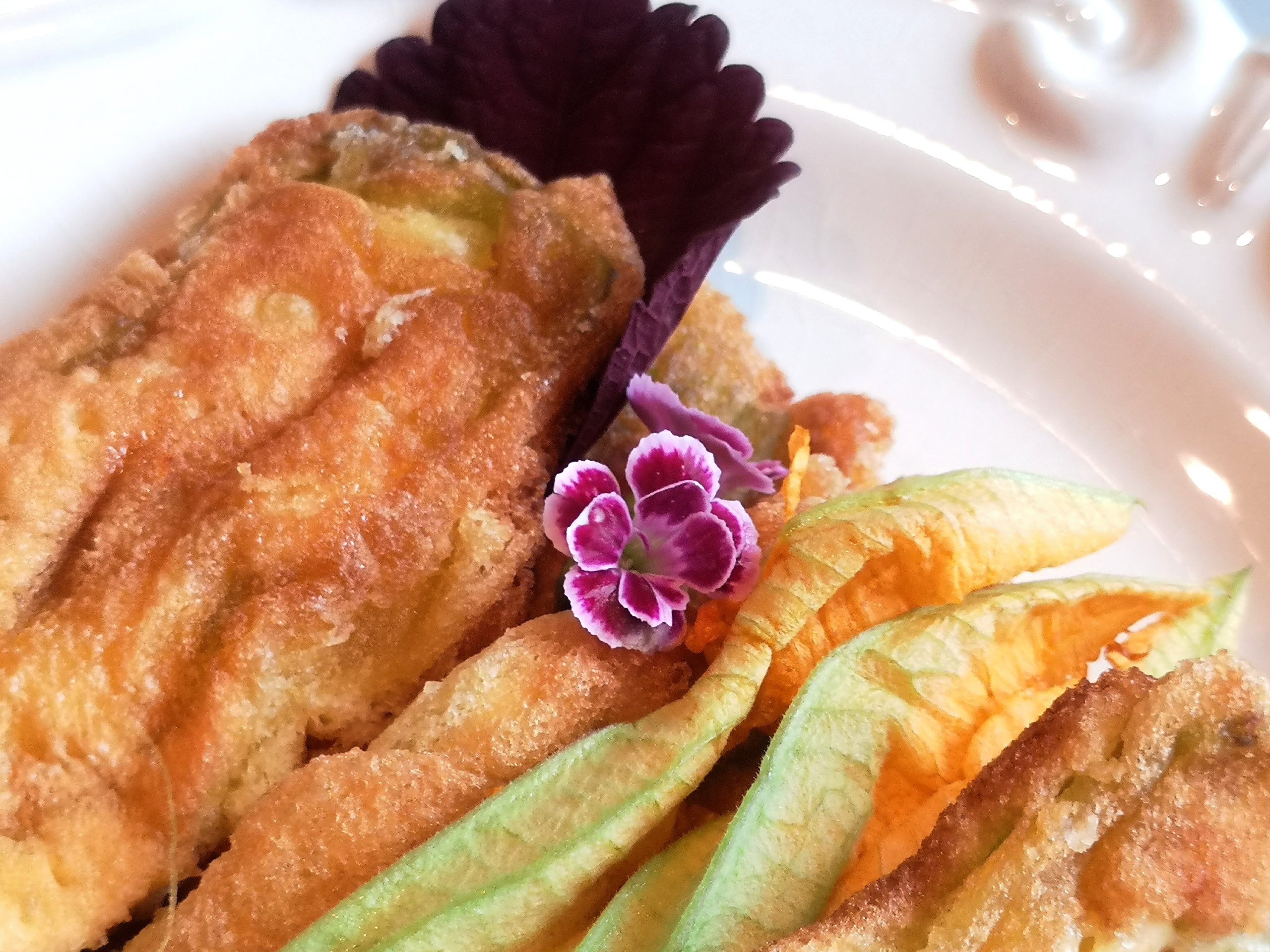 Comment faire de délicieux beignets de fleurs de courgettes?